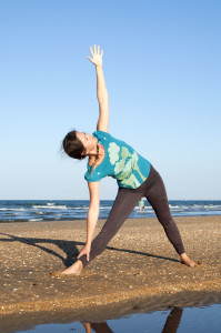 Miranda nos muestra una de las posturas del yoga. 