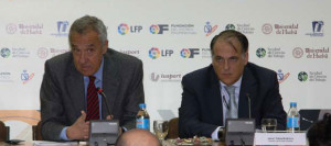 Fernando Puig y Javier Tebas durante la presentación de la Cátedra Decano.