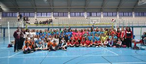 Los participantes en la Concentración de minivoley en Gibraleón.