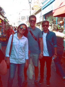 Pilar Rodríguez junto a unos amigos en Brighton.