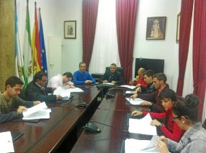 El Ayuntamiento consensua la contratación de los monitores.