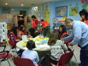 Todas las tardes un equipo acude al centro para hacer más llevadera la estancia de los pequeños.