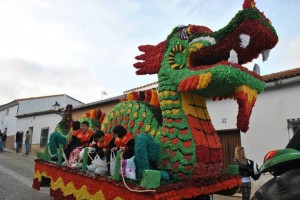 Un dragón de inspiración oriental acompañaba a sus majestades en el desfile. 