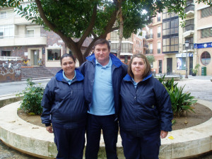 Merche, Julián y Marisol con sus uniformes de informadores urbanos.