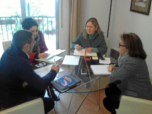 Reunión entre representantes de la Hermandad y miembros del Ayuntamiento lepero.