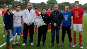 La familia del homenajeado recibió un obsequio recordatorio.