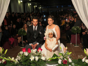 Escenificación de boda civil en la Feria de los Novios de Moguer.