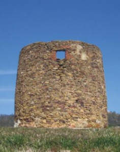 Restos de un antiguo ingenio en Villanueva de los Castillejos.