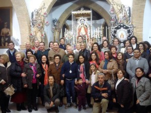 Miembros de la Hermandad de Villamanrique frente a la Virgen de Montemayor.