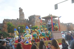 Una de las carrozas con el Castillo al fondo.