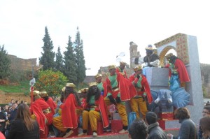 Baltasar en su recorrido por la localidad. 