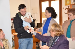 Uno de los vecinos recogiendo su Cheque bebe.