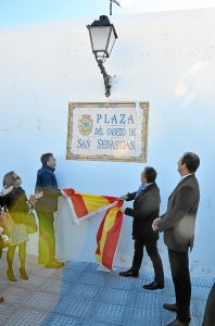 Develado de la placa con el nombre de la plaza.