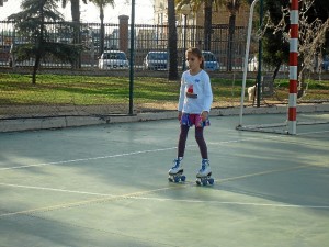 El patinaje es una forma divertida de hacer deporte. 