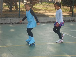 A las niñas les encanta practicar el patinaje. 