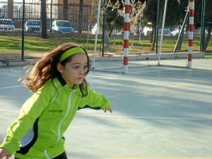 Una de las niñas, con el chándal oficial del club. 