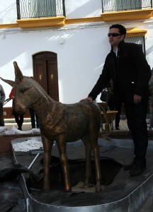 El autor, Álvaro Flores Rojas, junto a la escultura. 