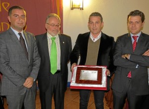 El premiado junto al alcalde y representantes de Apyme.