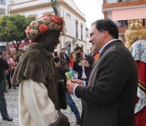 El alcalde de San Juan entregando las Llaves del Pueblo a Baltasar. 