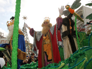 Uno de los Reyes Magos saludando a los vecinos de San Juan. 