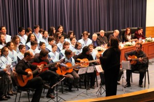 El coro del colegio interpretó un himno compuesto para la ocasión. 