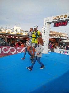 Tras finalizar una prueba en Sevilla, Lodeiro cruza la meta junto a su familia.