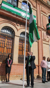 El alcalde de San Juan iza la bandera andaluza.