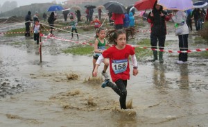 Los jóvenes representantes del Club Atletismo Ayamonte se tuvieron que sobreponer a las adversas condiciones del circuito.