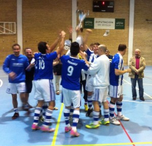 Los jugadores del equipo de Huelva, con el trofeo.