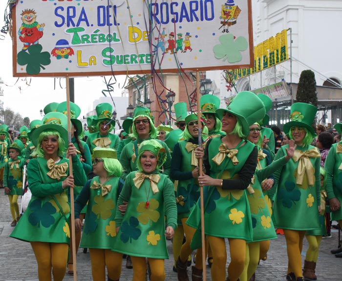 Los niños disfrazados desfilan por las calles de Isla.