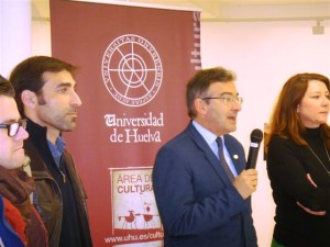 El rector de la UHU ha sido el encargado de inaugurar la muestra.