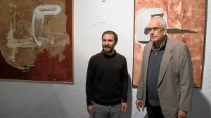 El joven artista José Diego Vázquez, junto al teniente alcalde y concejal de Cultura de Ayamonte, Francisco Blázquez.  