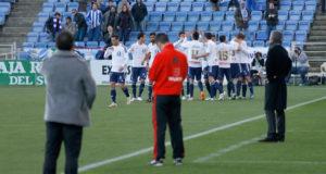 Los recreativistas celebran, al fondo, el gol de Morcillo, ante la mirada de los dos técnicos. / Foto: Josele Ruiz.