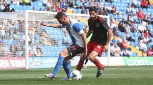 Menosse trata de arrebatar la pelota a Eldin. / Foto: www.herculesdealicantecf.net.