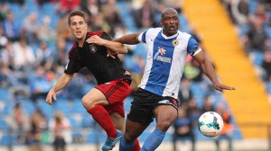 Álvaro Antón pugna con Sissoko en un lance del partido. / Foto: www.herculesdealicantecf.net.