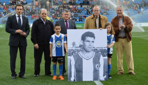 Antes del inicio del choque se tributó un homenaje al recientemente fallecido, Luis Aragonés. / Foto: www.herculesdealicantecf.net.