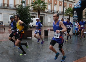 Los atletas, a su paso por la puerta del Ayuntamiento.