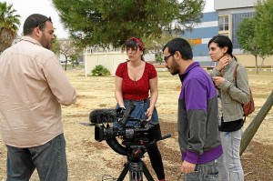 Los jóvenes autores del documental durante su grabación.