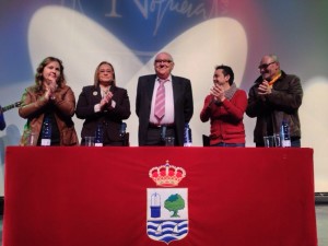 Isabel Lopez, Maria Luisa Faneca, Raul Aponte y Vicente Gey aplauden a Paco Bueno.