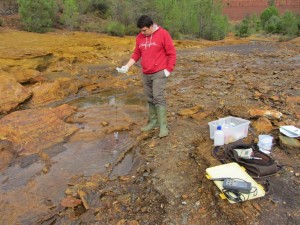 Trabajos de muestreo del agua procedente de la mina. 