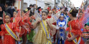 La Reina Infantil y su corte en el desfile.