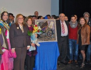 La alcaldesa, el homenajeado y la concejala de Festejos tras finalizar el acto.