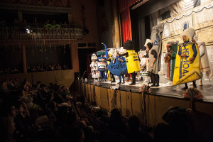 Momento de la Actuacion ¡Que Cajonazo! ante el Teatro Cardenio / Foto: Javi Losa.