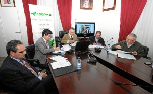 Momento de la firma en el Ayuntamiento de Bonares con la Cooperativa Coopinte y las entidades integrantes.