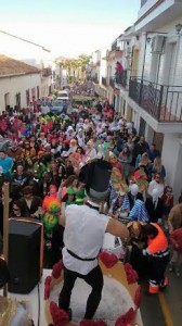 Multitudinario pasacalles en el Carnaval de Gibraleon.