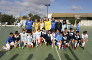 Pepe 'El Marismeño' con los pequeños jugadores de fútbol.