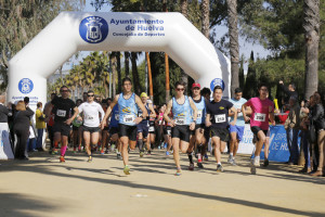 Numerosos onubenses participaron en la carrera por parejas.