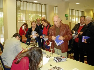 Tras la presentación, los jóvenes firmaron ejemplares de sus obras.