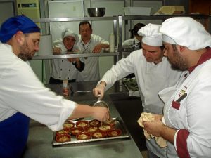 Los mayores se muestran muy satisfechos con la comida que reciben.