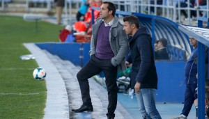 Sergi Barjuan, entrenador del Recre, observa el partido y comenta alguna acción con su segundo, Ramón de Quintana. / Foto: Josele Ruiz.